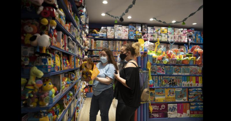 Una empleada con una clienta en una sucursal de una juguetería 