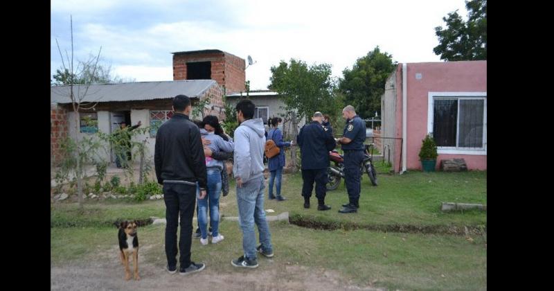 La Policía y familiares en la vivienda donde fue cometido el femicidio