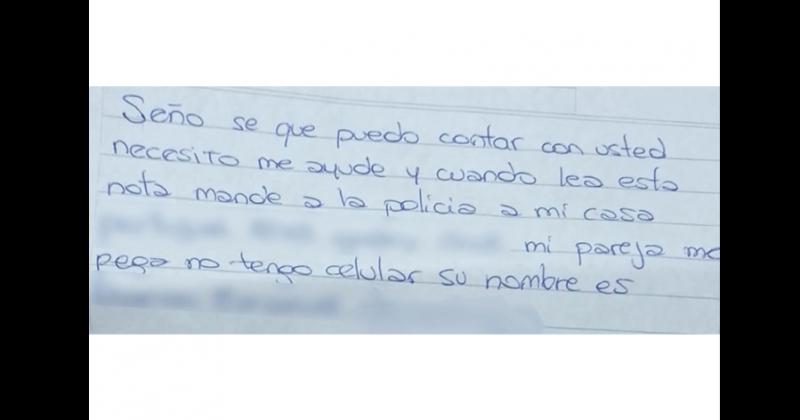 La nota que escribió la mujer pidiendo ayuda a la maestra
