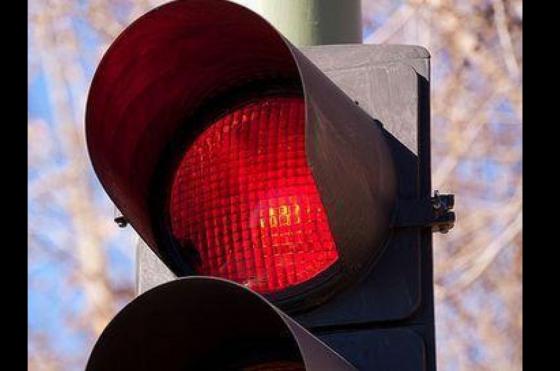 Pasar con la luz roja del sem�foro es una de las faltas graves con una multa onerosa