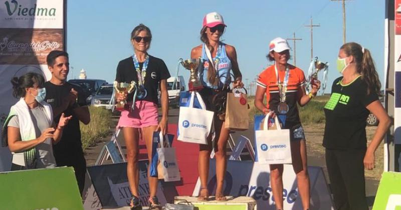 Brenda Bernard en el primer escalón del podio durante la premiación