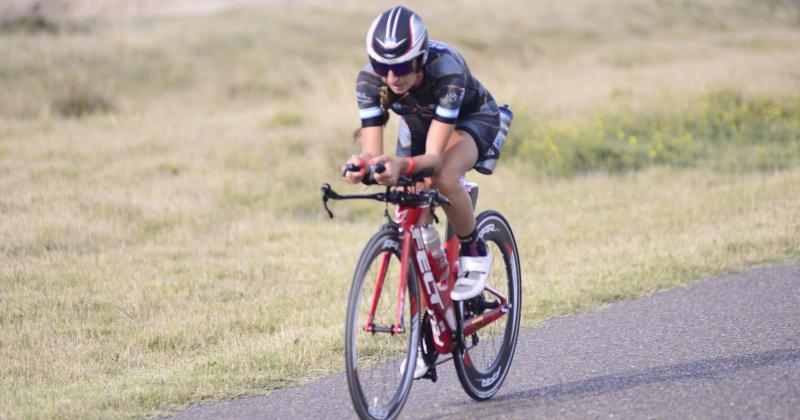 Brenda Bernard se llevoacute el triunfo en el Triatloacuten Half Camino de la Costa