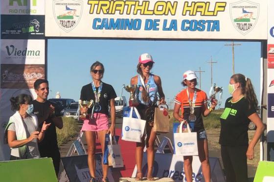Brenda Bernard en el primer escalón del podio durante la premiación