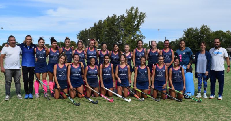 El plantel y el cuerpo técnico de la Primera de Viajantes que desde el jueves jugar� el CRC en Junín