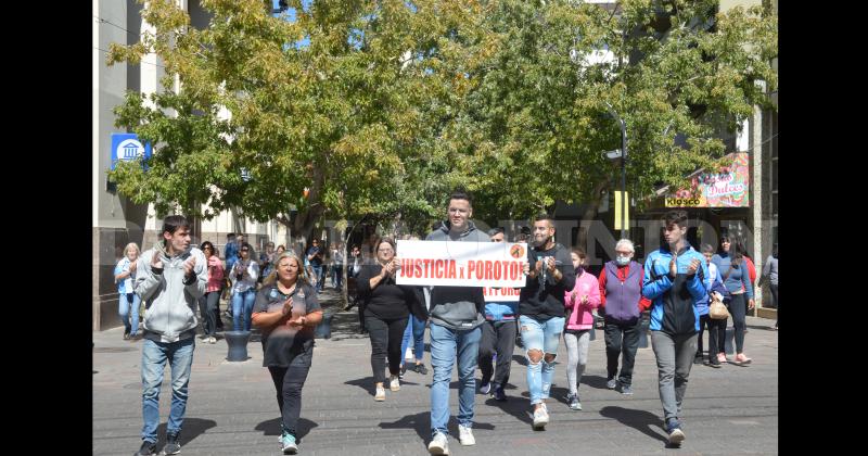 Muchos pergaminenses recorrieron la Peatonal hasta Avenida de Mayo