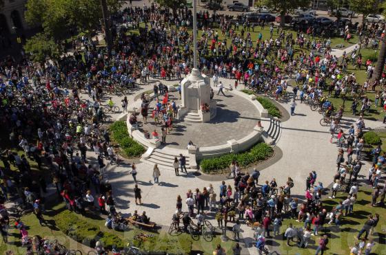 Una multitud de vecinos se autoconvocó este s�bado al mediodía en la plaza principal de Pergamino