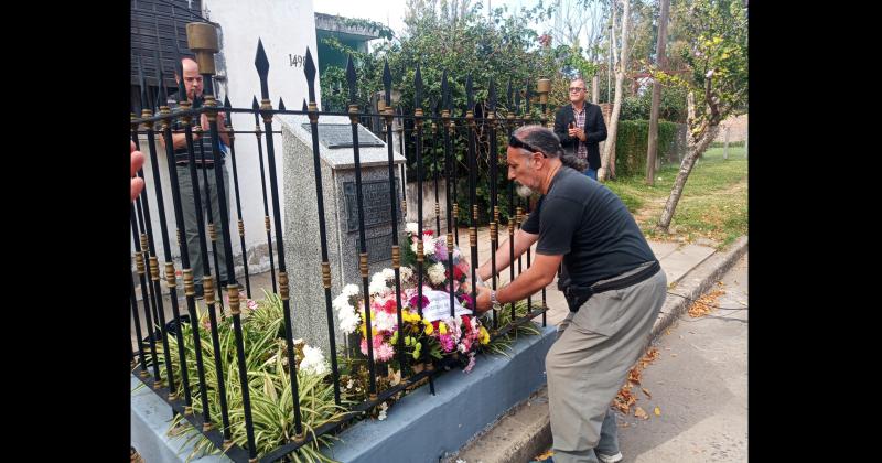 Desde la Cosopper ubicaron una ofrenda floral