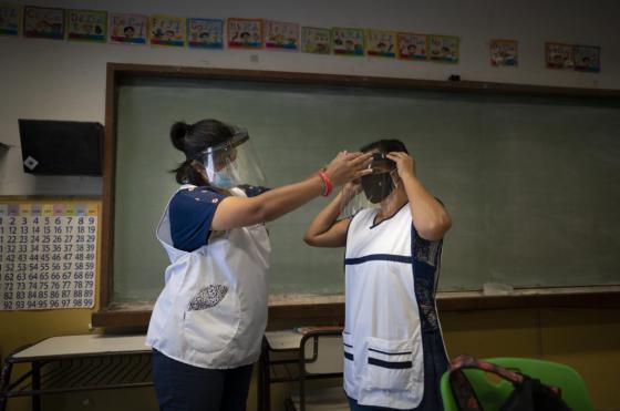 El uso de barbijos pasa a ser optativo en �mbitos educativos y laborales de la provincia de Buenos Aires