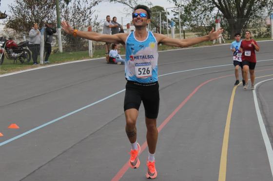 Luciano Dragi recorre los metros finales en la competencia disputada en Salto