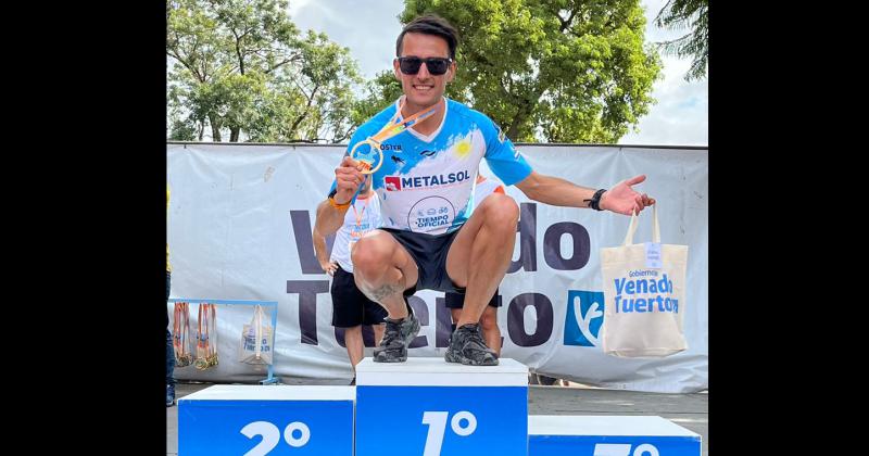 Luciano Dragi exhibe su medalla de ganador en el primer lugar del podio