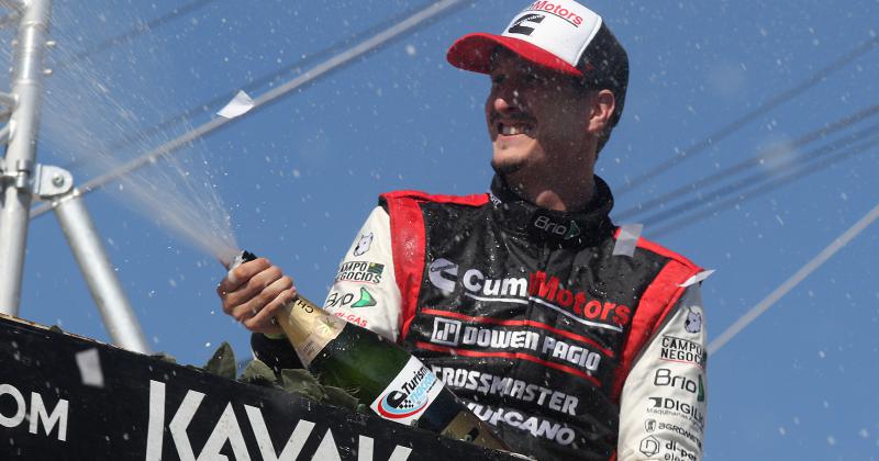 Alfonso Domenech festeja el tercer puesto en el podio luego de de haber largado 15º