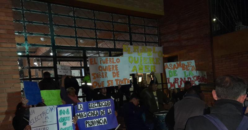En la previa de la asamblea vecinos autoconvocados se manifestaron en la puerta de la Celp