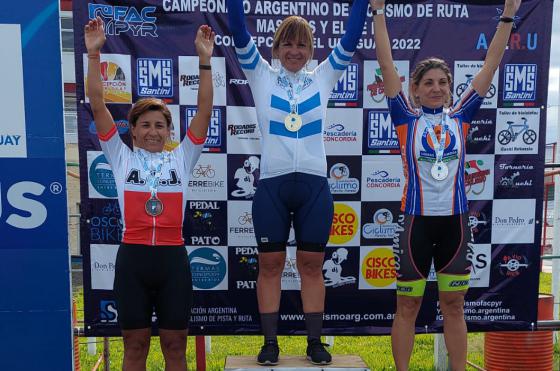 Graciela Torres (a la izquierda) en la premiación de la categorías Damas de 46 a 55 años