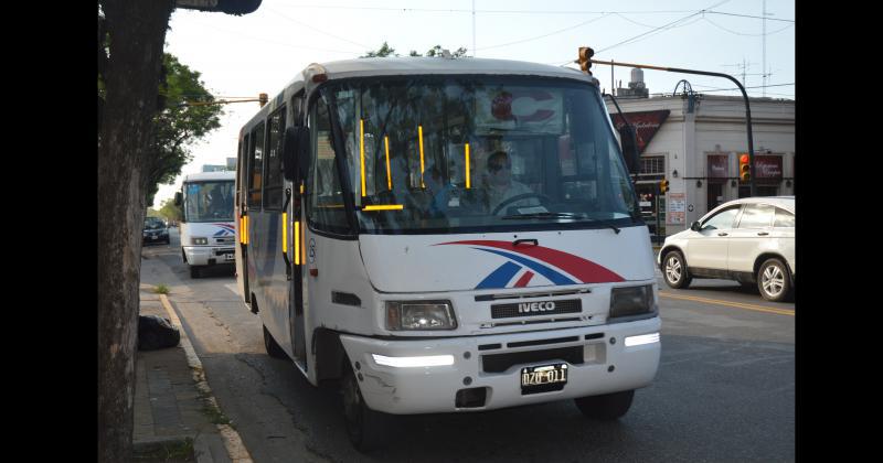 Un colectivo circula por las calles de Pergamino