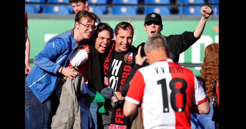 Seguidores fotos autógrafos y hasta una charla con el histórico exgoleador holandés Robin van Persie