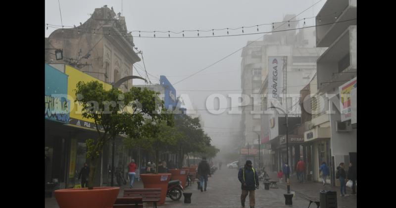 Una vista de la Peatonal San Nicol�s- apenas se veían unos metros durante la mañana