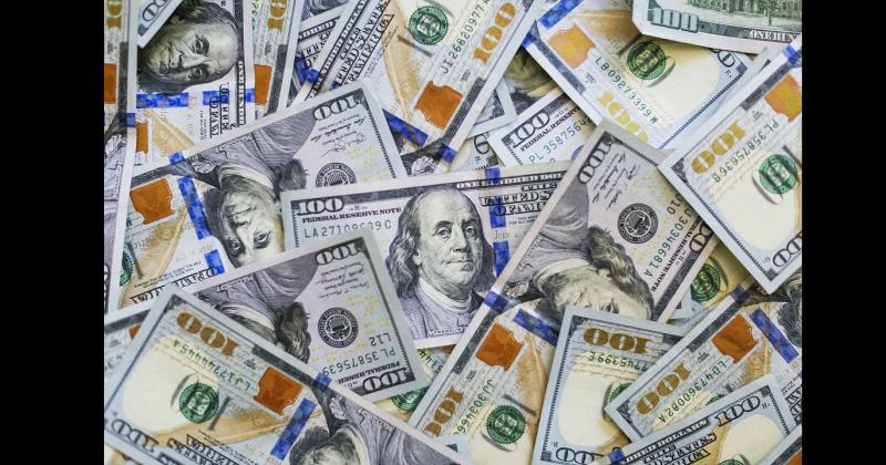  El dólar blue continuó este martes su racha alcista