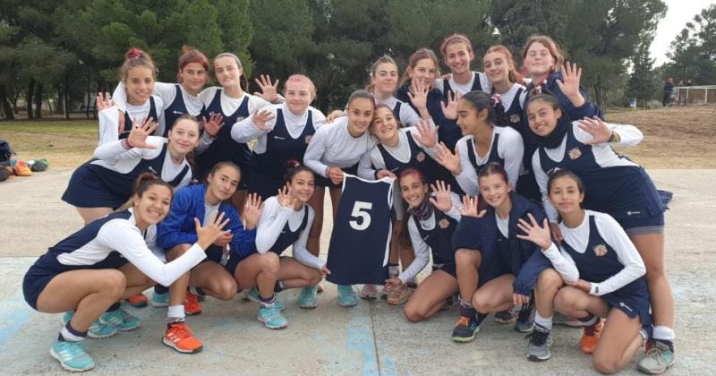 El plantel del seleccionado de AHO festeja el triunfo logrado este jueves