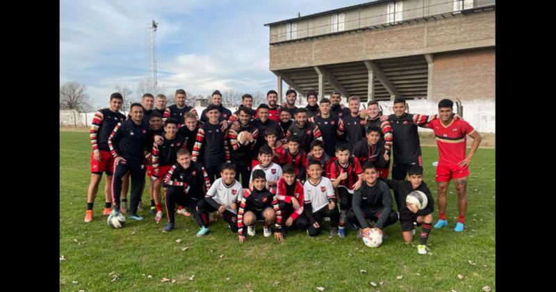 Los chicos acompañando a los jugadores de primera