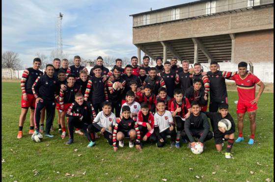Los chicos acompañando a los jugadores de primera