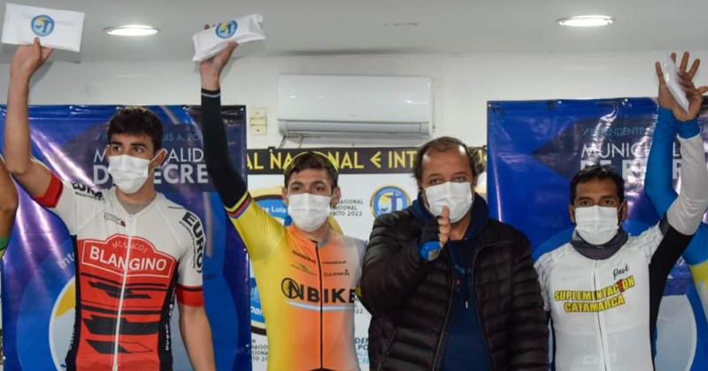 Sebasti�n Cianci (segundo desde la izquierda) durante la premiación junto al intendente de Recreo Luis Polti