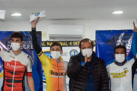 Sebasti�n Cianci (segundo desde la izquierda) durante la premiación junto al intendente de Recreo Luis Polti