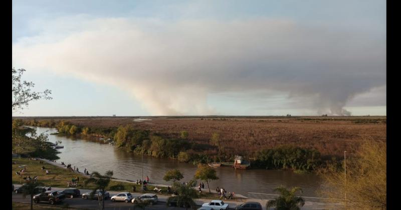 Existen varios focos de incendio en el Paran� frente a San Nicol�s