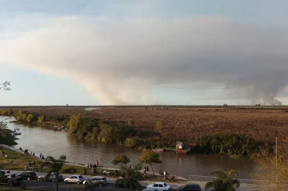 Existen varios focos de incendio en el Paran� frente a San Nicol�s