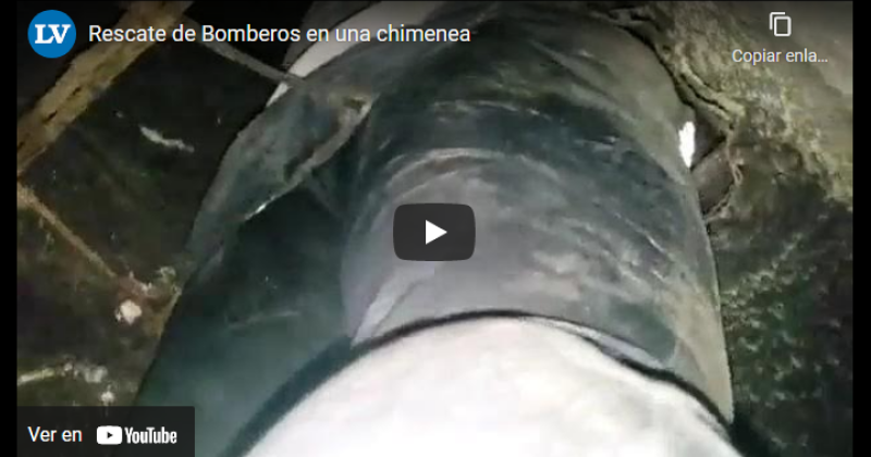Luego de cortar hierros y de varias maniobras los bomberos lograron rescatarlo