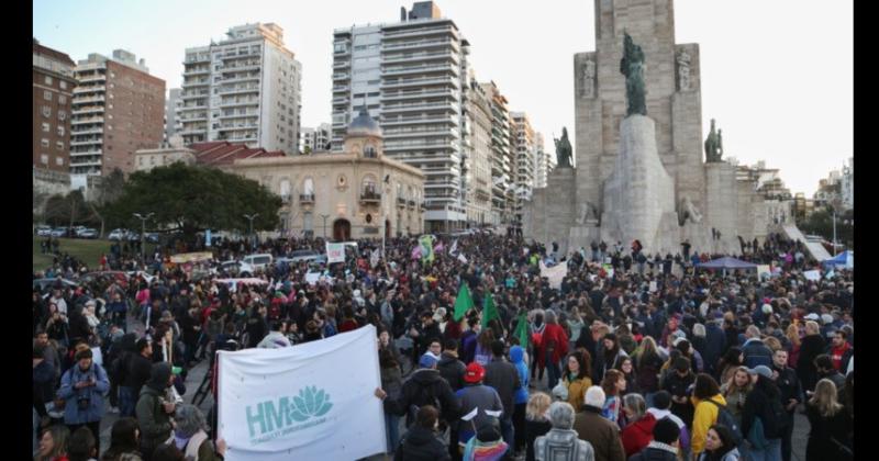 La protesta de los rosarinos se realizó en las inmediaciones del Monumento a la Bandera