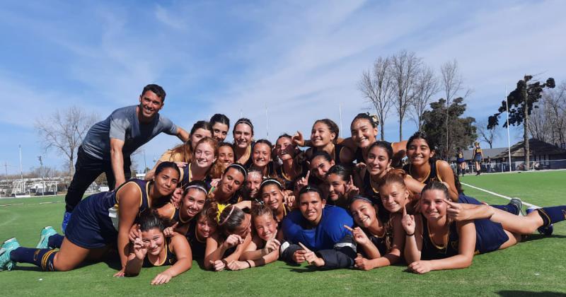 Juan Pablo Yabrón junto a las chicas que salieron campeonas e invictas