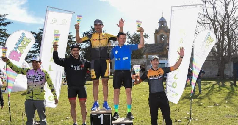 Juan Morales (a la derecha) cuarto en el podio de M�ster B1