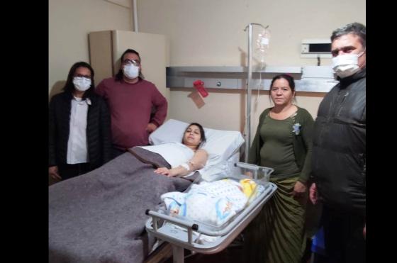 Los trabajadores del nosocomio en todo momento estuvieron junto a la mam� y el pequeño Teo