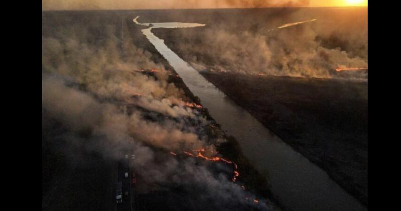 Vista aérea de la quema de terrenos en el Delta del Paran�