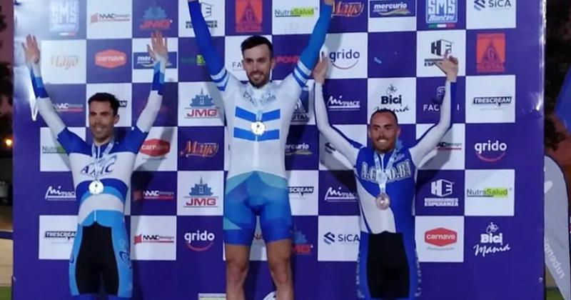 El pergaminense (a la derecha) en la premiación de la prueba de Eliminación en Esperanza