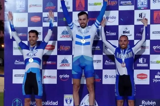 El pergaminense (a la derecha) en la premiación de la prueba de Eliminación en Esperanza