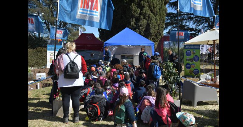 El stand del Inta Pergamino estuvo repleto de niños todo el día