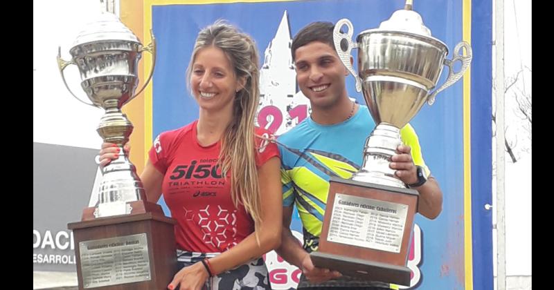 Brenda Bernard y Enzo Fern�ndez los ganadores de los 21K en el podio con la Copa Challenger Meneco Cottet