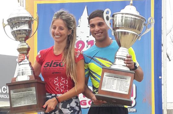 Brenda Bernard y Enzo Fern�ndez los ganadores de los 21K en el podio con la Copa Challenger Meneco Cottet