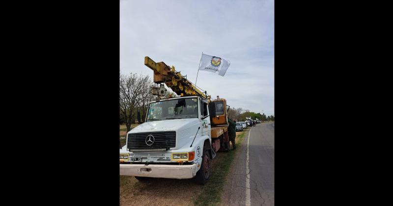Una grúa y otras unidades de la Celp en Baradero