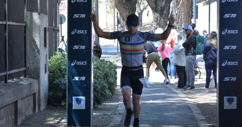 Ramiro Llan de Rosos cruzando la meta en el Half Triatlón de Rosario