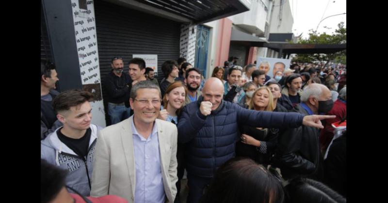 El economista José Luis Espert junto a vecinos