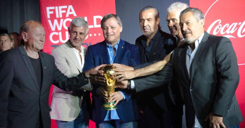 La Copa del Mundo original que estar� en juego en Qatar llegó este martes a la Argentina