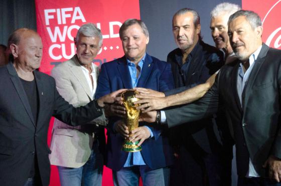 La Copa del Mundo original que estar� en juego en Qatar llegó este martes a la Argentina