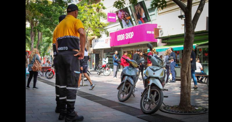 Según la normativa vigente no se pueden estacionar motos en la Peatonal