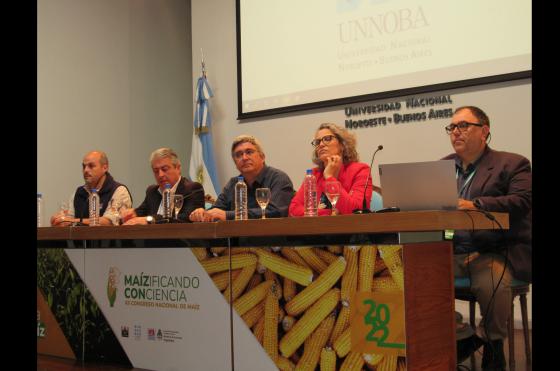 Autoridades y organizadores durante la apertura del Congreso Nacional de Maíz que comenzó hoy