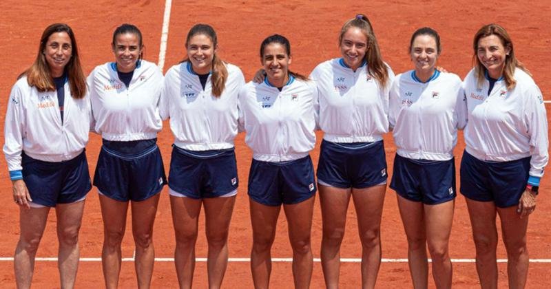 Julia Riera (tercera desde la izquierda) junto el resto de las jugadoras y el cuerpo técnico del equipo argentino