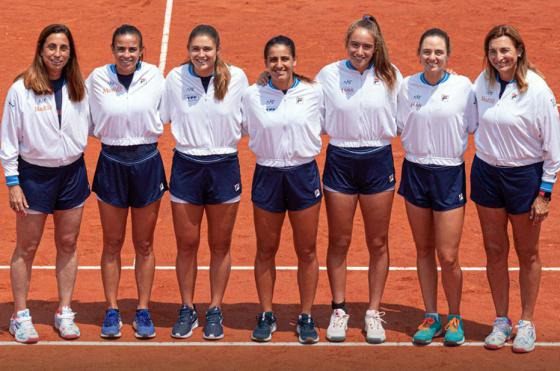 Julia Riera (tercera desde la izquierda) junto el resto de las jugadoras y el cuerpo técnico del equipo argentino