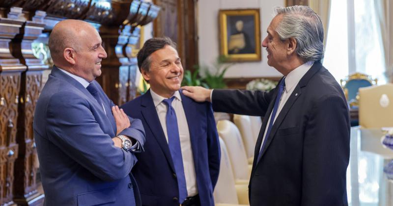El ministro saliente Alexis Guerrera junto a su reemplazante Diego Giuliano y el presidente Alberto Fern�ndez