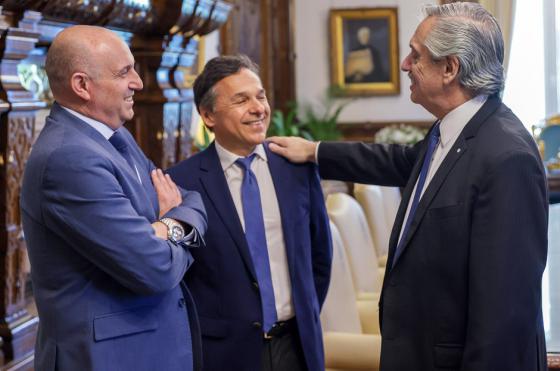 El ministro saliente Alexis Guerrera junto a su reemplazante Diego Giuliano y el presidente Alberto Fern�ndez